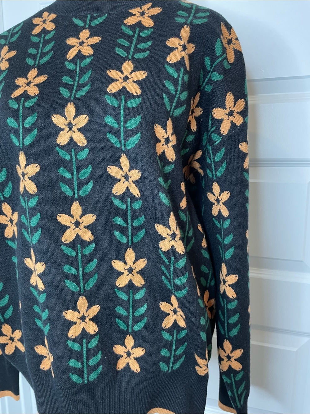 Zesica Women’s Black Crewneck Sweater with Mustard Floral Pattern Size M - Picture 3 of 8